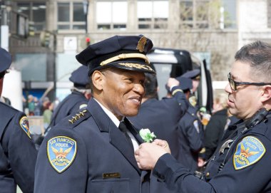 San Francisco, CA - 15 Mart 2025: 174. St. Patrick Günü geçit töreninde Polis Şefi Bill Scott. Batı Kıyısı İrlanda kültürünü bile kutlayan en büyük İrlandalı..