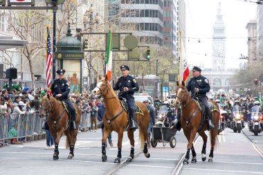 San Francisco, CA - 15 Mart 2025: 174. St. Patrick Günü geçit törenine katılanlar. Batı Kıyısı İrlanda kültürünü bile kutlayan en büyük İrlandalı..