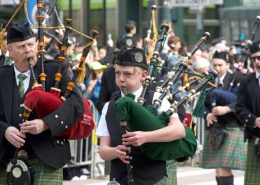 San Francisco, CA - 15 Mart 2025: 174. St. Patrick Günü geçit törenine katılanlar. Batı Kıyısı İrlanda kültürünü bile kutlayan en büyük İrlandalı..