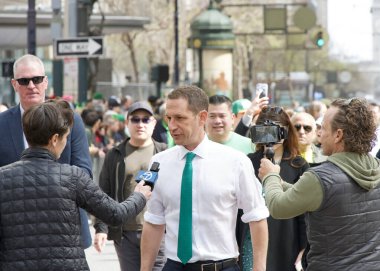 San Francisco, CA - 15 Mart 2025: Belediye Başkanı Daniel Lurie 174. geleneksel Aziz Patrick Günü geçit töreninde yürüyor. Batı Kıyısı İrlanda kültürünü bile kutlayan en büyük İrlandalı..