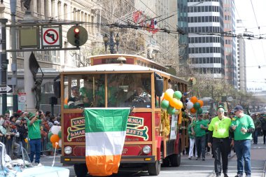 San Francisco, CA - 15 Mart 2025: 174. St. Patrick Günü geçit törenine katılanlar. Batı Kıyısı İrlanda kültürünü bile kutlayan en büyük İrlandalı..