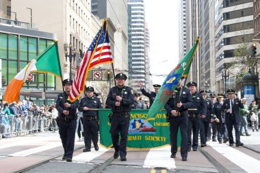 San Francisco, CA - 15 Mart 2025: 174. St. Patrick Günü geçit törenine katılanlar. Batı Kıyısı İrlanda kültürünü bile kutlayan en büyük İrlandalı..