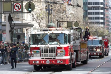 San Francisco, CA - 15 Mart 2025: 174. St. Patrick Günü geçit törenine katılanlar. Batı Kıyısı İrlanda kültürünü bile kutlayan en büyük İrlandalı..