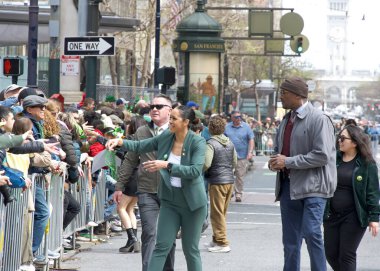 San Francisco, CA - 15 Mart 2025: 174. St. Patrick Günü geçit törenine katılanlar. Batı Kıyısı İrlanda kültürünü bile kutlayan en büyük İrlandalı..