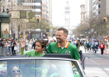 San Francisco, CA - 15 Mart 2025: 174. St. Patrick Günü geçit törenine katılanlar. Batı Kıyısı İrlanda kültürünü bile kutlayan en büyük İrlandalı..