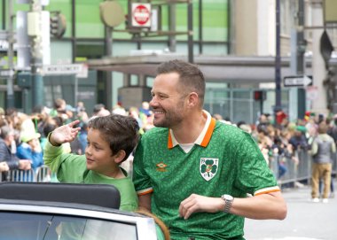San Francisco, CA - 15 Mart 2025: 174. St. Patrick Günü geçit törenine katılanlar. Batı Kıyısı İrlanda kültürünü bile kutlayan en büyük İrlandalı..