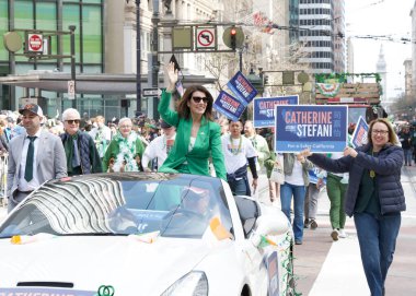 San Francisco, CA - 15 Mart 2025: 174. St. Patrick Günü geçit törenine katılanlar. Batı Kıyısı İrlanda kültürünü bile kutlayan en büyük İrlandalı..