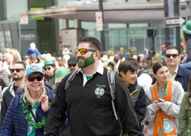 San Francisco, CA - 15 Mart 2025: 174. St. Patrick Günü geçit törenine katılanlar. Batı Kıyısı İrlanda kültürünü bile kutlayan en büyük İrlandalı..