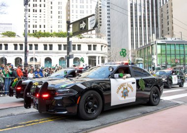 San Francisco, CA - 15 Mart 2025: 174. St. Patrick Günü geçit törenine katılanlar. Batı Kıyısı İrlanda kültürünü bile kutlayan en büyük İrlandalı..