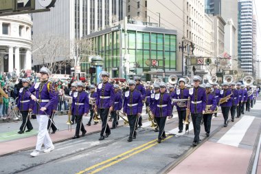 San Francisco, CA - 15 Mart 2025: 174. St. Patrick Günü geçit törenine katılanlar. Batı Kıyısı İrlanda kültürünü bile kutlayan en büyük İrlandalı..