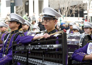 San Francisco, CA - 15 Mart 2025: 174. St. Patrick Günü geçit törenine katılanlar. Batı Kıyısı İrlanda kültürünü bile kutlayan en büyük İrlandalı..