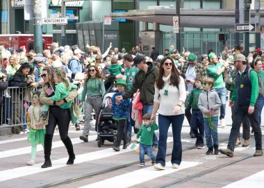 San Francisco, CA - 15 Mart 2025: 174. St. Patrick Günü geçit törenine katılanlar. Batı Kıyısı İrlanda kültürünü bile kutlayan en büyük İrlandalı..