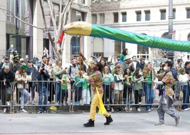 San Francisco, CA - 15 Mart 2025: 174. St. Patrick Günü geçit törenine katılanlar. Batı Kıyısı İrlanda kültürünü bile kutlayan en büyük İrlandalı..