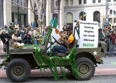 San Francisco, CA - 15 Mart 2025: 174. St. Patrick Günü geçit törenine katılanlar. Batı Kıyısı İrlanda kültürünü bile kutlayan en büyük İrlandalı..