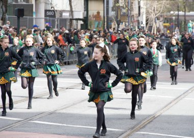 San Francisco, CA - 15 Mart 2025: 174. St. Patrick Günü geçit törenine katılanlar. Batı Kıyısı İrlanda kültürünü bile kutlayan en büyük İrlandalı..