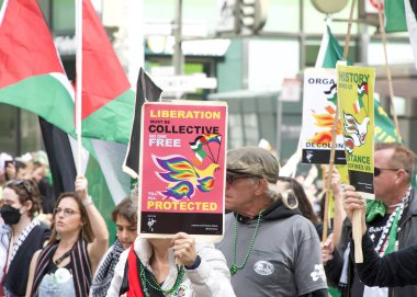 San Francisco, CA - 15 Mart 2025: 174. St. Patrick Günü geçit törenine katılanlar. Batı Kıyısı İrlanda kültürünü bile kutlayan en büyük İrlandalı..