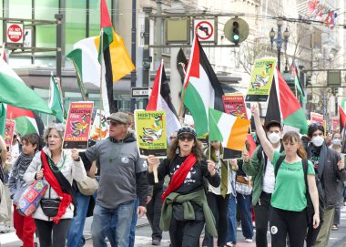 San Francisco, CA - 15 Mart 2025: 174. St. Patrick Günü geçit törenine katılanlar. Batı Kıyısı İrlanda kültürünü bile kutlayan en büyük İrlandalı..