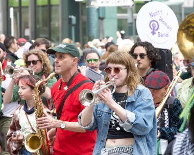 San Francisco, CA - 15 Mart 2025: 174. St. Patrick Günü geçit törenine katılanlar. Batı Kıyısı İrlanda kültürünü bile kutlayan en büyük İrlandalı..