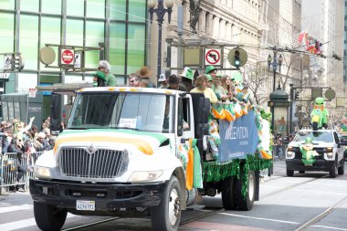 San Francisco, CA - 15 Mart 2025: 174. St. Patrick Günü geçit törenine katılanlar. Batı Kıyısı İrlanda kültürünü bile kutlayan en büyük İrlandalı..