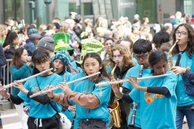 San Francisco, CA - 15 Mart 2025: 174. St. Patrick Günü geçit törenine katılanlar. Batı Kıyısı İrlanda kültürünü bile kutlayan en büyük İrlandalı..