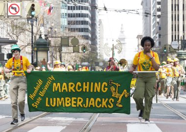 San Francisco, CA - 15 Mart 2025: 174. St. Patrick Günü geçit törenine katılanlar. Batı Kıyısı İrlanda kültürünü bile kutlayan en büyük İrlandalı..
