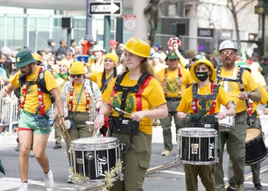 San Francisco, CA - 15 Mart 2025: 174. St. Patrick Günü geçit törenine katılanlar. Batı Kıyısı İrlanda kültürünü bile kutlayan en büyük İrlandalı..
