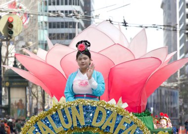 San Francisco, CA - 15 Mart 2025: 174. St. Patrick Günü geçit törenine katılanlar. Batı Kıyısı İrlanda kültürünü bile kutlayan en büyük İrlandalı..