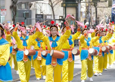 San Francisco, CA - 15 Mart 2025: 174. St. Patrick Günü geçit törenine katılanlar. Batı Kıyısı İrlanda kültürünü bile kutlayan en büyük İrlandalı..