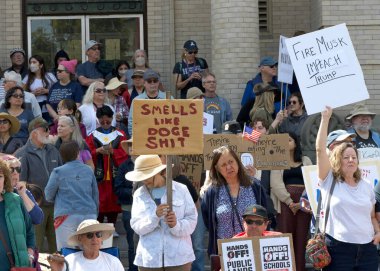 Alameda, CA - 5 Nisan 2025: Bir el yapımı, kaldırma, geri çevirme, protesto mitinginin tanımlanamayan katılımcıları belediye binası önünde toplanıyor. Mevcut yönetimi protesto etmek.
