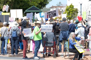 Alameda, CA - 5 Nisan 2025: Bir el yapımı, kaldırma, geri çevirme, protesto mitinginin tanımlanamayan katılımcıları belediye binası önünde toplanıyor. Mevcut yönetimi protesto etmek.