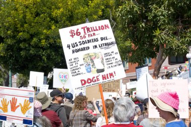 Alameda, CA - 5 Nisan 2025: Bir el yapımı, kaldırma, geri çevirme, protesto mitinginin tanımlanamayan katılımcıları belediye binası önünde toplanıyor. Mevcut yönetimi protesto etmek.
