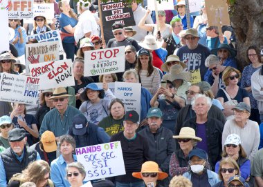 Alameda, CA - 5 Nisan 2025: Bir el yapımı, kaldırma, geri çevirme, protesto mitinginin tanımlanamayan katılımcıları belediye binası önünde toplanıyor. Mevcut yönetimi protesto etmek.