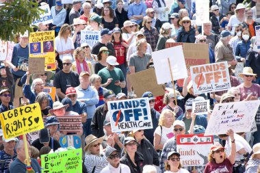 Alameda, CA - 5 Nisan 2025: Bir el yapımı, kaldırma, geri çevirme, protesto mitinginin tanımlanamayan katılımcıları belediye binası önünde toplanıyor. Mevcut yönetimi protesto etmek.