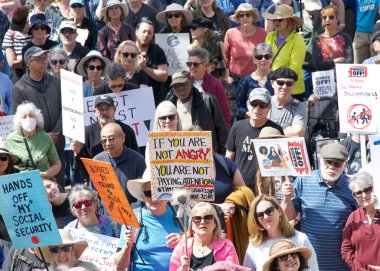 Alameda, CA - 5 Nisan 2025: Bir el yapımı, kaldırma, geri çevirme, protesto mitinginin tanımlanamayan katılımcıları belediye binası önünde toplanıyor. Mevcut yönetimi protesto etmek.