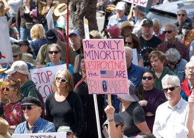 Alameda, CA - 5 Nisan 2025: Bir el yapımı, kaldırma, geri çevirme, protesto mitinginin tanımlanamayan katılımcıları belediye binası önünde toplanıyor. Mevcut yönetimi protesto etmek.