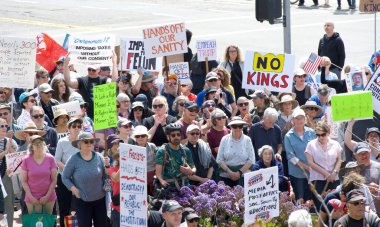 Alameda, CA - 5 Nisan 2025: Bir el yapımı, kaldırma, geri çevirme, protesto mitinginin tanımlanamayan katılımcıları belediye binası önünde toplanıyor. Mevcut yönetimi protesto etmek.