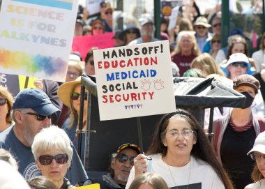 Alameda, CA - 5 Nisan 2025: Bir el yapımı, kaldırma, geri çevirme, protesto mitinginin tanımlanamayan katılımcıları belediye binası önünde toplanıyor. Mevcut yönetimi protesto etmek.