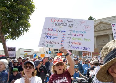 Alameda, CA - 5 Nisan 2025: Bir el yapımı, kaldırma, geri çevirme, protesto mitinginin tanımlanamayan katılımcıları belediye binası önünde toplanıyor. Mevcut yönetimi protesto etmek.
