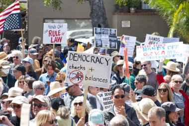 Alameda, CA - 5 Nisan 2025: Bir el yapımı, kaldırma, geri çevirme, protesto mitinginin tanımlanamayan katılımcıları belediye binası önünde toplanıyor. Mevcut yönetimi protesto etmek.