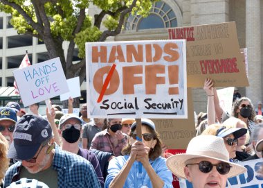 Alameda, CA - 5 Nisan 2025: Bir el yapımı, kaldırma, geri çevirme, protesto mitinginin tanımlanamayan katılımcıları belediye binası önünde toplanıyor. Mevcut yönetimi protesto etmek.