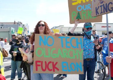Alameda, CA - 5 Nisan 2025: Bir el yapımı, kaldırma, geri çevirme, protesto mitinginin tanımlanamayan katılımcıları belediye binası önünde toplanıyor. Mevcut yönetimi protesto etmek.