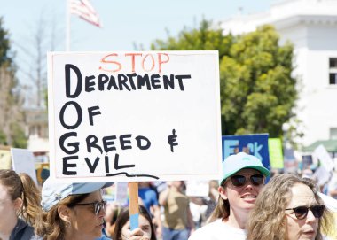 Alameda, CA - 5 Nisan 2025: Bir el yapımı, kaldırma, geri çevirme, protesto mitinginin tanımlanamayan katılımcıları belediye binası önünde toplanıyor. Mevcut yönetimi protesto etmek.