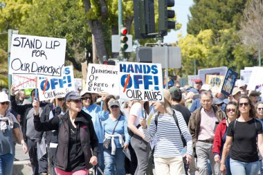 Alameda, CA - 5 Nisan 2025: Bir el yapımı, kaldırma, geri çevirme, protesto mitinginin tanımlanamayan katılımcıları belediye binası önünde toplanıyor. Mevcut yönetimi protesto etmek.