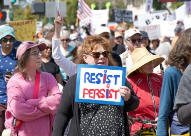 Alameda, CA - 5 Nisan 2025: Bir el yapımı, kaldırma, geri çevirme, protesto mitinginin tanımlanamayan katılımcıları belediye binası önünde toplanıyor. Mevcut yönetimi protesto etmek.
