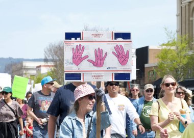 Alameda, CA - 5 Nisan 2025: Bir el yapımı, kaldırma, geri çevirme, protesto mitinginin tanımlanamayan katılımcıları belediye binası önünde toplanıyor. Mevcut yönetimi protesto etmek.