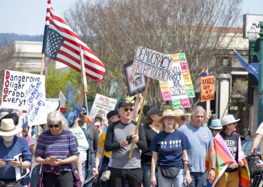 Alameda, CA - 5 Nisan 2025: Bir el yapımı, kaldırma, geri çevirme, protesto mitinginin tanımlanamayan katılımcıları belediye binası önünde toplanıyor. Mevcut yönetimi protesto etmek.