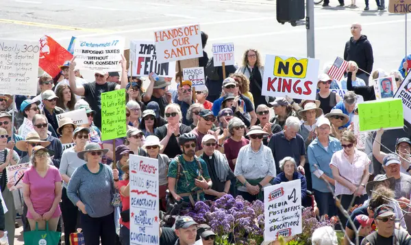 Alameda, CA - 5 Nisan 2025: Bir el yapımı, kaldırma, geri çevirme, protesto mitinginin tanımlanamayan katılımcıları belediye binası önünde toplanıyor. Mevcut yönetimi protesto etmek.