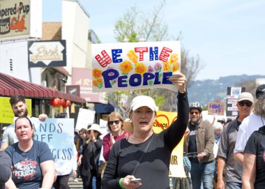 Alameda, CA - 5 Nisan 2025: Bir el yapımı, kaldırma, geri çevirme, protesto mitinginin tanımlanamayan katılımcıları belediye binası önünde toplanıyor. Mevcut yönetimi protesto etmek.
