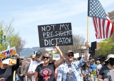 Alameda, CA - 5 Nisan 2025: Bir el yapımı, kaldırma, geri çevirme, protesto mitinginin tanımlanamayan katılımcıları belediye binası önünde toplanıyor. Mevcut yönetimi protesto etmek.