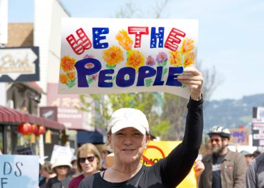 Alameda, CA - 5 Nisan 2025: Kimliği belirsiz katılımcılar OFF, Kaldır, Geri Al, Geri Al protestosu, Park Caddesi 'nde yürüyüş. Mevcut yönetimi protesto etmek.